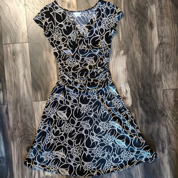 Curve hugging black and white floral dress by London Times  Size 10 EUC - Picture 1 of 6